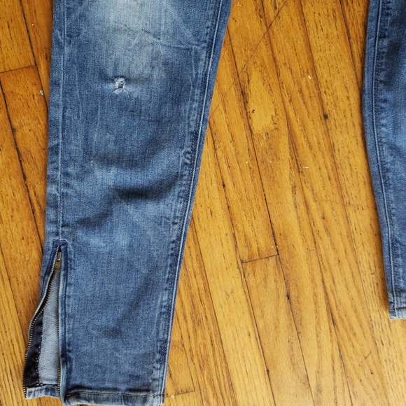Ankle cut distressed blue denim with zipper detail - Picture 5 of 5